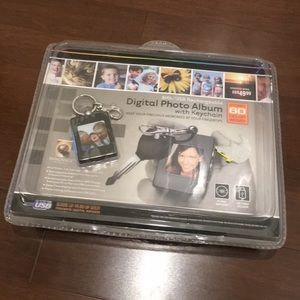 Digital photo album with keychain